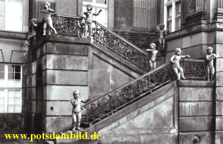 015 - Fahnentreppe am Stadtschloss