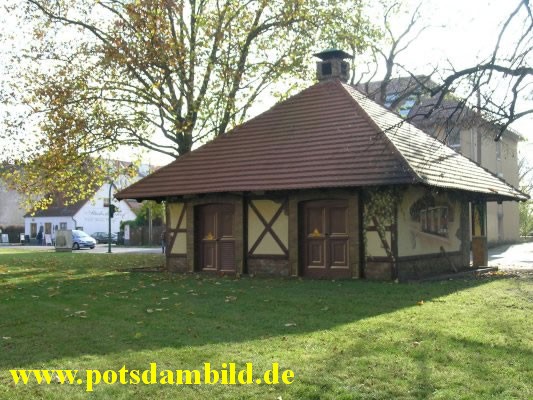 23 - Am Findling - Wartehuschen - im Hintergrund der Stbchenhof