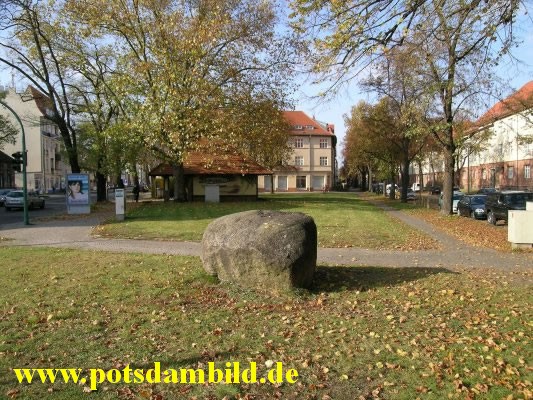 24 - Am Findling - hier liegt er rum