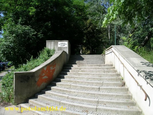  Treppe zum Landtag hinauf