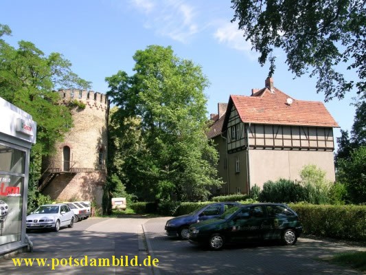 Turm hinter dem Autohaus