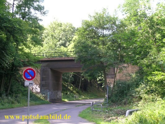 Hinter dieser Eisenbahnbrcke nach rechts