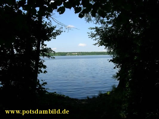 dunkler Durchblick auf den Templiner See