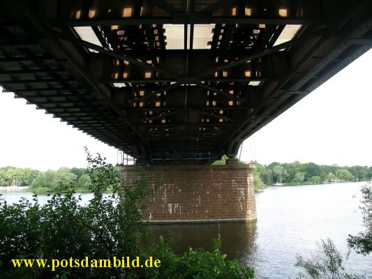 unter der Eisenbahnbrcke die wir gleich berqueren