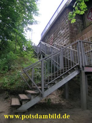 Der Aufstieg zur Eisenbahnbrcke