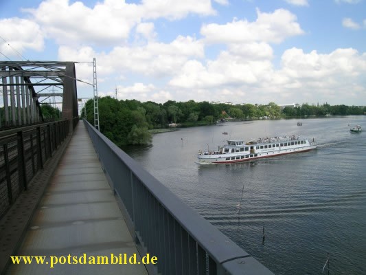 Fugngerweg auf der Brcke