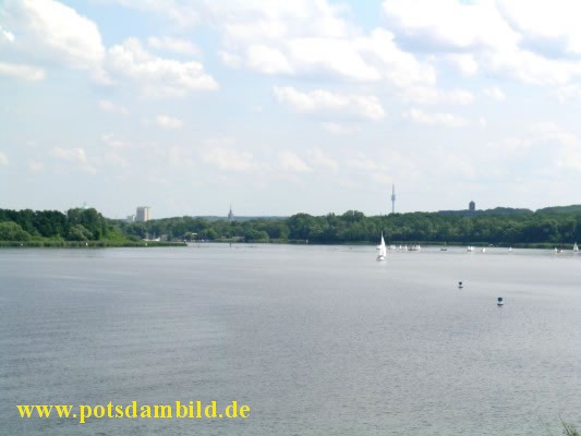 Am Horizont Landtag und Zehlendorfer Fernsehturm