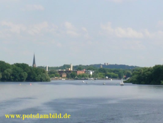 Am Horizont das Belvedere auf dem Pfingstberg