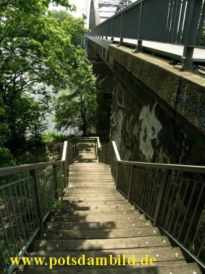 Abstieg von der Eisenbahnbrcke