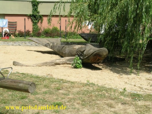 Ein seltsamer Fisch auf dem Land