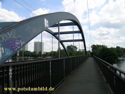 Fugngerweg ber die Eisenbahnbrcke