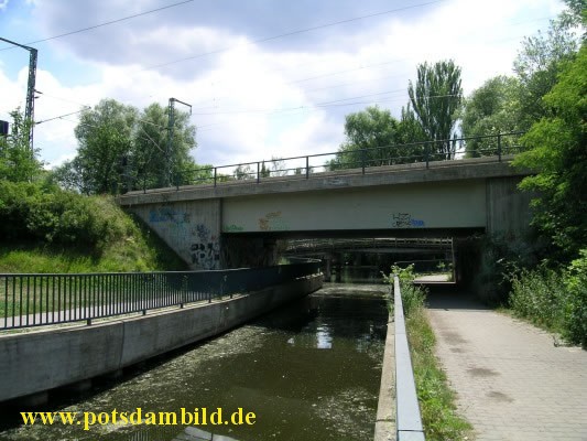 Eisenbahnbrcke ber einen kleinen Kanal