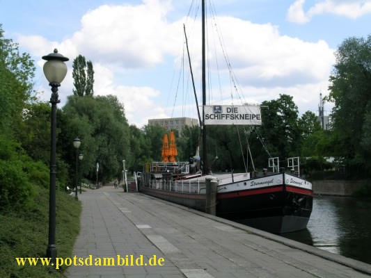 Theaterschiff mit Schiffskneipe