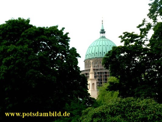 Nikolaikirche zwischen den Bumen