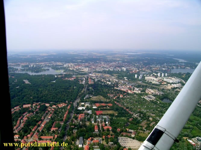 Blick ber die "Heinrich Mann Allee" in Richtung Zentrum