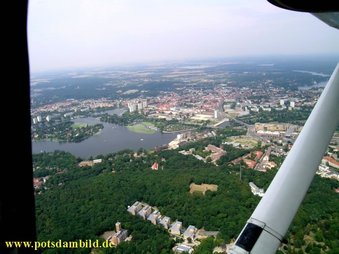 ber dem Brauhausberg - im Wald das GEO Forschungsinstitut und der Landtag