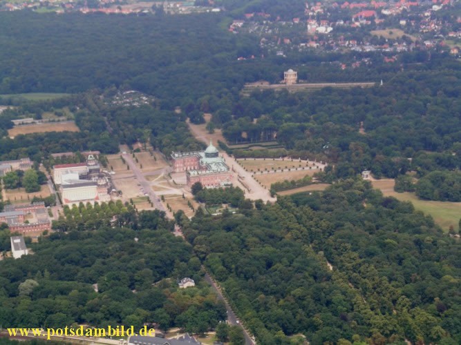 Das Neue Palais und dahinter das Belvedere auf dem Klausberg
