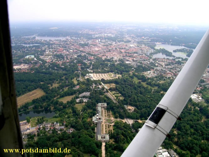Mitte unten die Orangerie und dahinter das Schloss Sanssouci