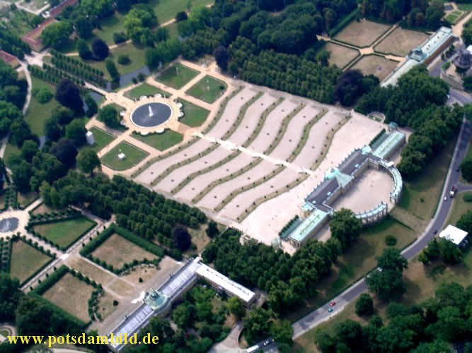 Schloss Sanssouci von hinten - Rechts die Neuen Kammern und Links die Bildergalerie