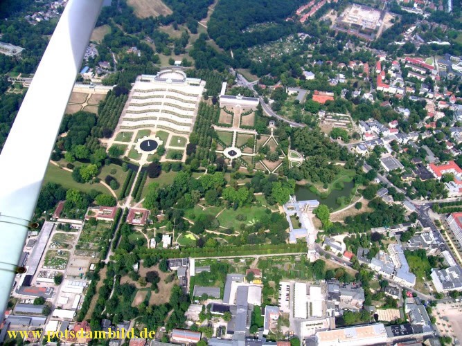 Schloss Sanssouci und rechts die Friedenskirche am kleinen Teich