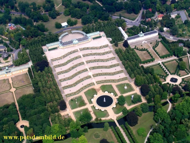 Schloss Sanssouci von vorn - Links die Neuen Kammern und Rechts die Bildergalerie