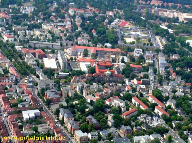 In der Mitte das  Rathaus von Potsdam
