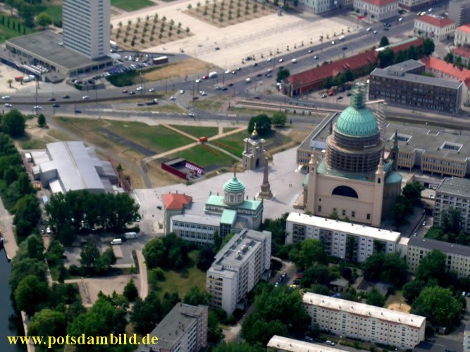 Nikolaikirche mit Fortunaportal und den angedeuteten Grundrissen des Stadtschlosses