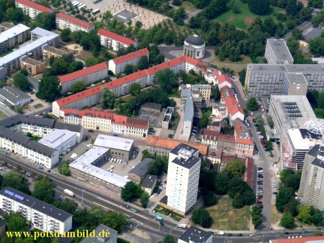 Mitte oben die Franzsische Kirche und rechts das Krankenhaus "Ernst von Bergmann"