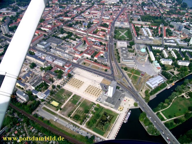 Mitte unten der Lustgarten und das Hotel Mercure