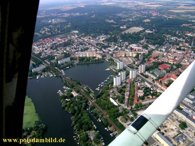 Die Havelbucht mit den bunten Neubaublocks und Mitte unten die Planitzinsel