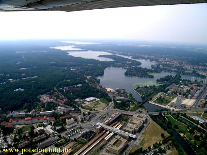 Mitte unten der Hauptbahnhof von Potsdam