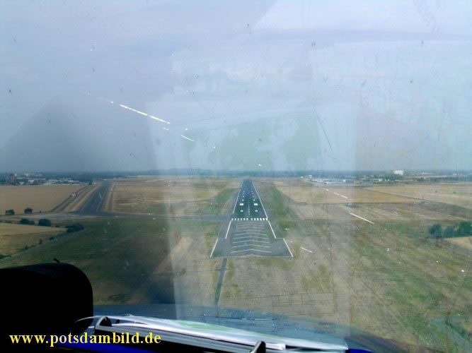 Im Landeanflug auf die Rollbahn vom Flughafen Schnefeld