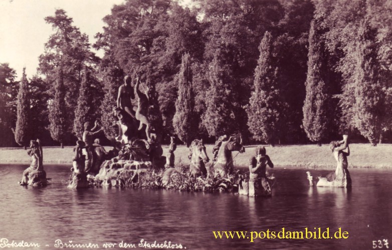 Brunnen vor dem Stadtschloss - Stadtschloss Potsdam