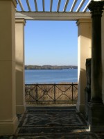 Blick durch die Pergolen des Casino im Schlosspark Glienicke